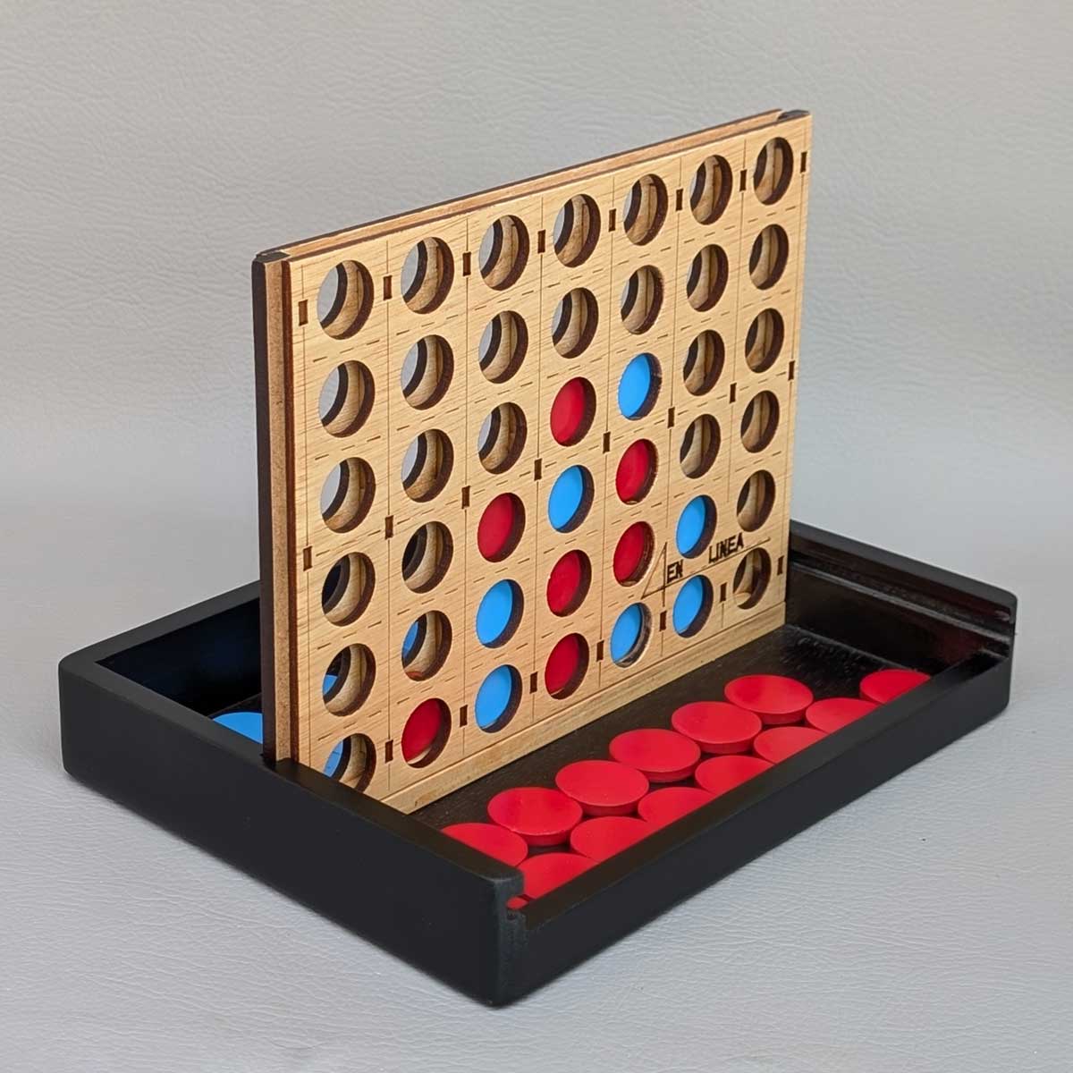 Juego 4 en línea de madera, perfecto para jugar en familia y estimular el pensamiento lógico. Colores de fichas rojo y azul