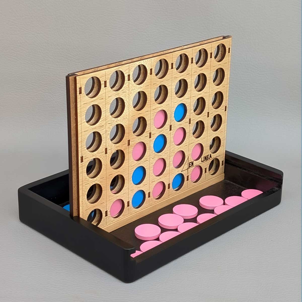 Juego 4 en línea de madera, perfecto para jugar en familia y estimular el pensamiento lógico. Colores de fichas rosa y azul