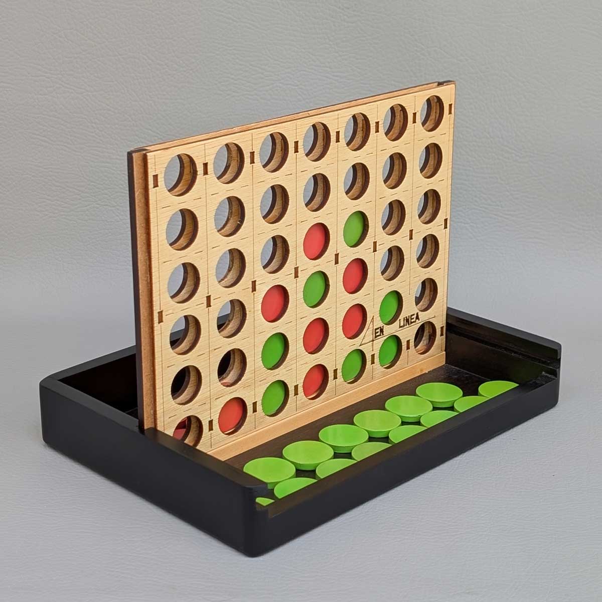 Juego 4 en línea de madera, perfecto para jugar en familia y estimular el pensamiento lógico. Colores de fichas naranja y verde