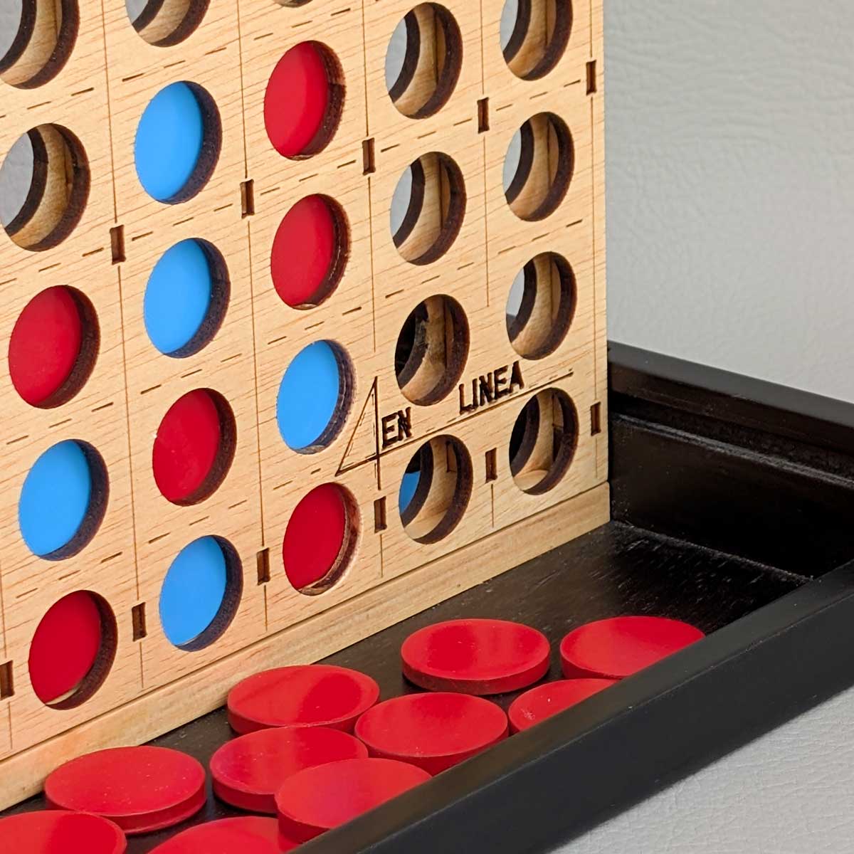 Juego 4 en línea de madera, perfecto para jugar en familia y estimular el pensamiento lógico. Foto detalle