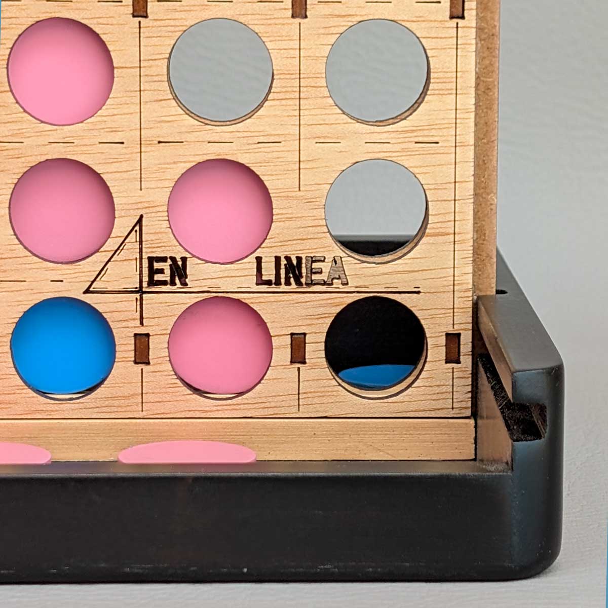 Juego 4 en línea de madera, perfecto para jugar en familia y estimular el pensamiento lógico. Foto detalle