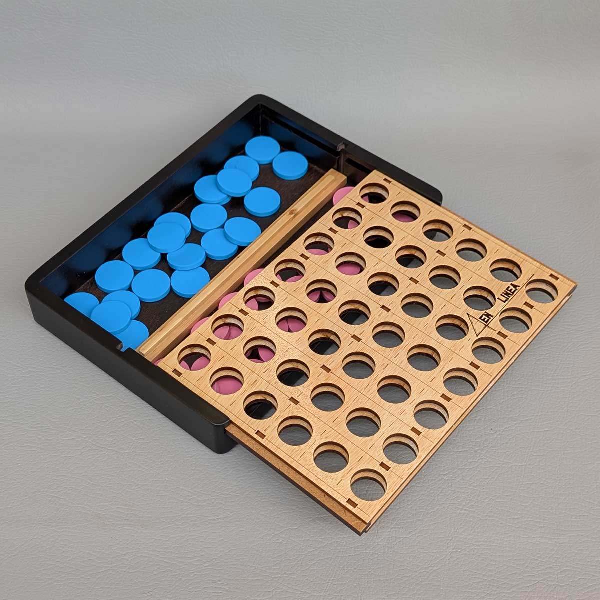 Juego 4 en línea de madera, perfecto para jugar en familia y estimular el pensamiento lógico. Foto caja semi abierta