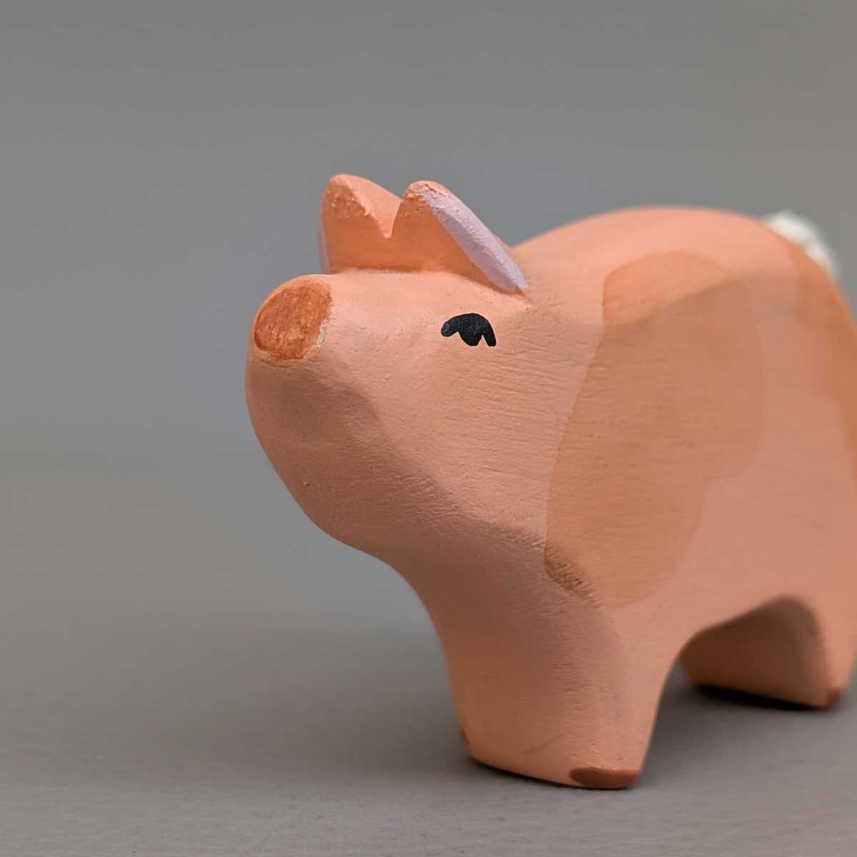 Cerdito de madera artesanal, juguete Montessori para juego libre y desarrollo sensorial. Foto detalles carita