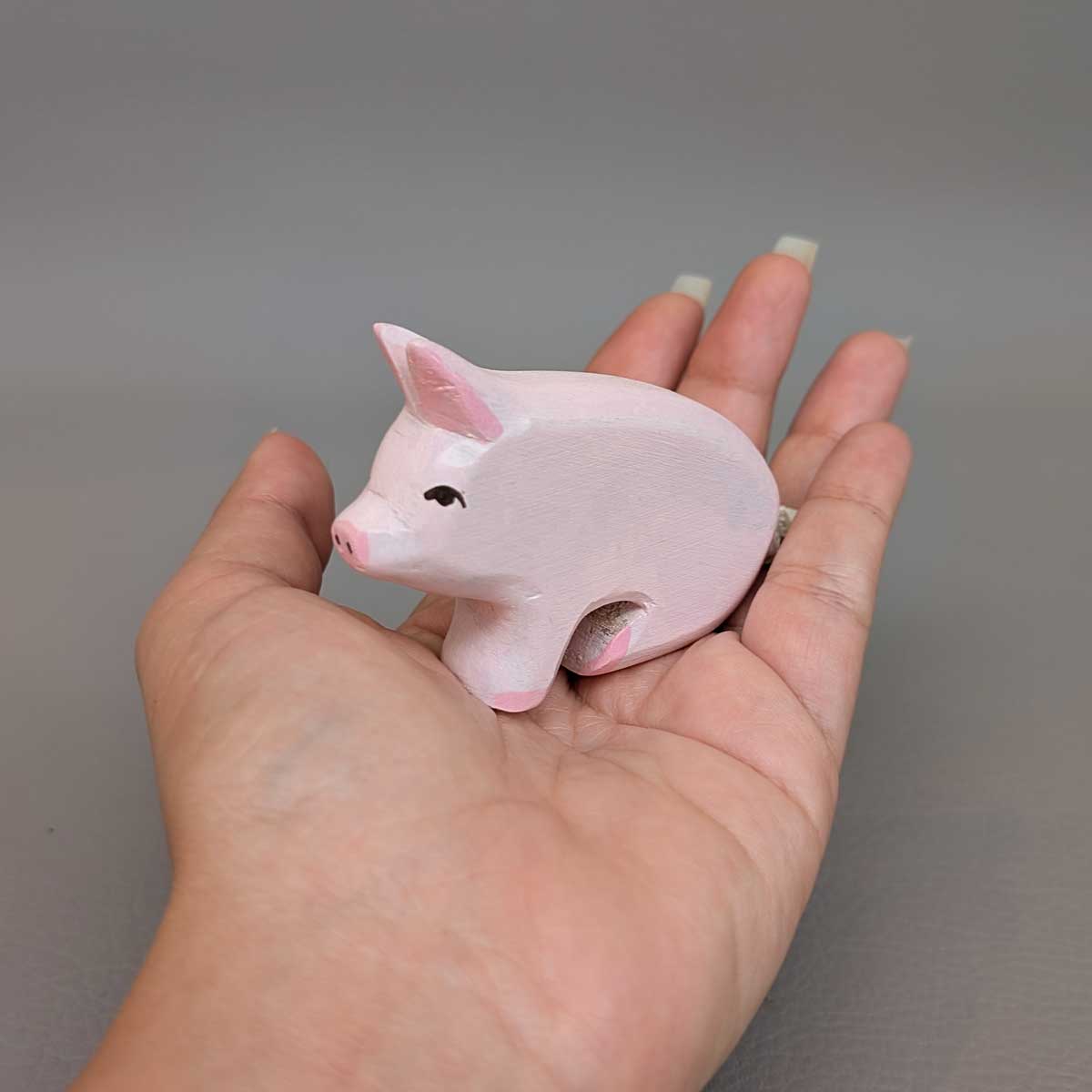 Cerdito de madera artesanal, juguete Montessori para juego libre y desarrollo sensorial. Tamaño referencia en mano