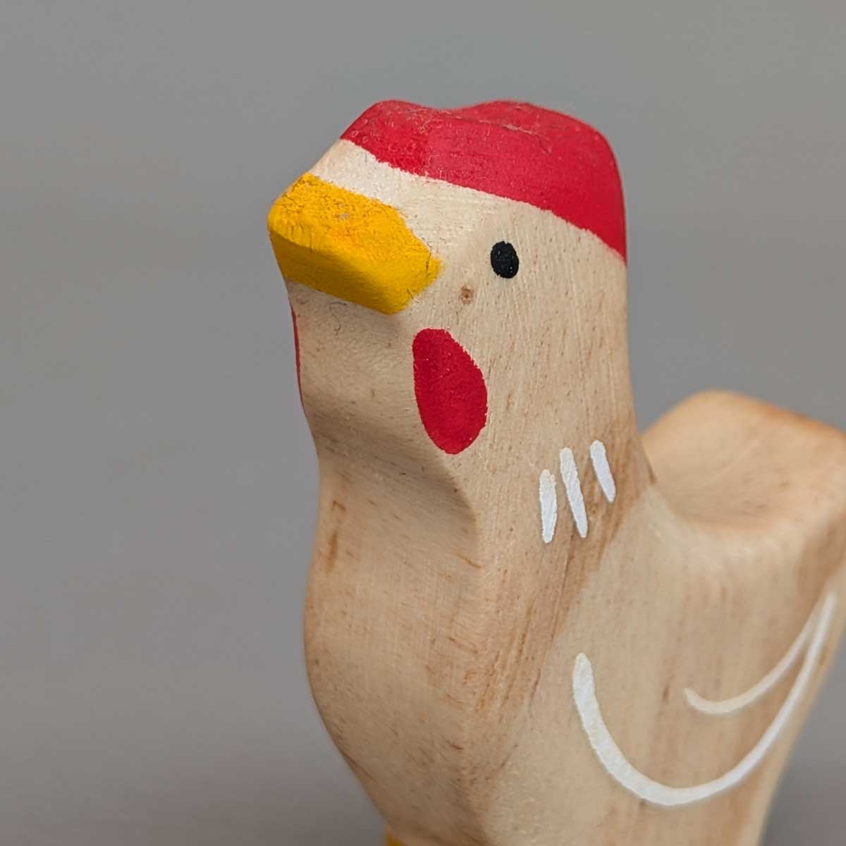 Gallina Montessori de madera, juguete artesanal para juego libre y sensorial. Foto de detalle