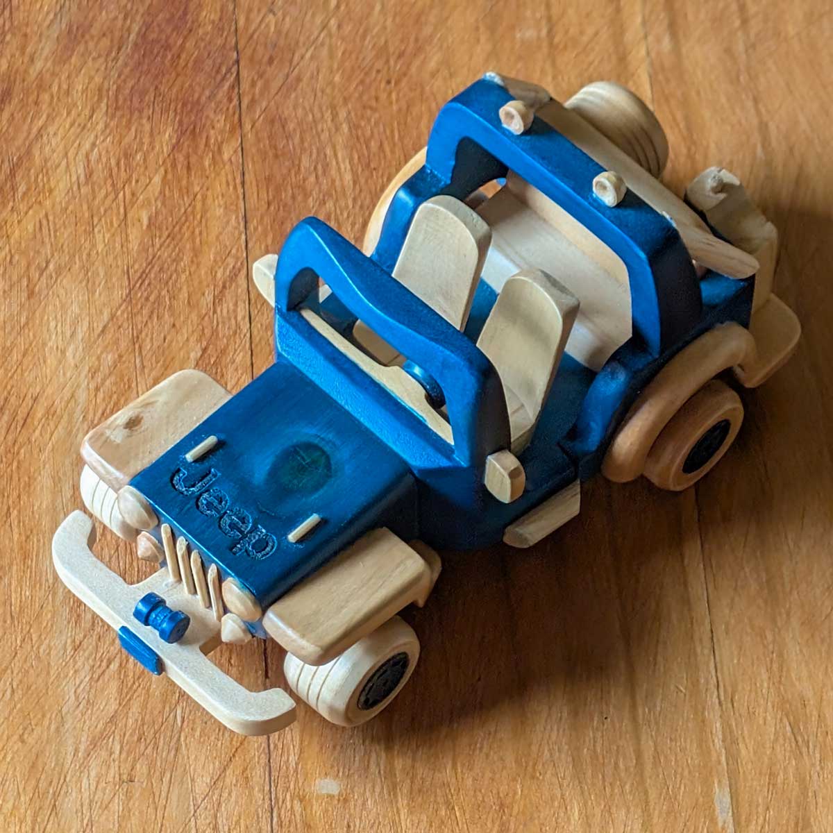 Modelo Jeep Willys color azul deportivo de madera, ideal para coleccionistas y amantes de lo artesanal. Vista aérea