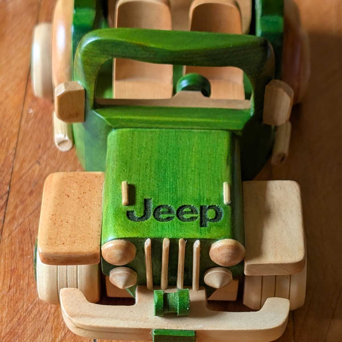 Modelo Jeep Willys deportivo color verde de madera, ideal para coleccionistas y amantes de lo artesanal. Foto detalle bómper