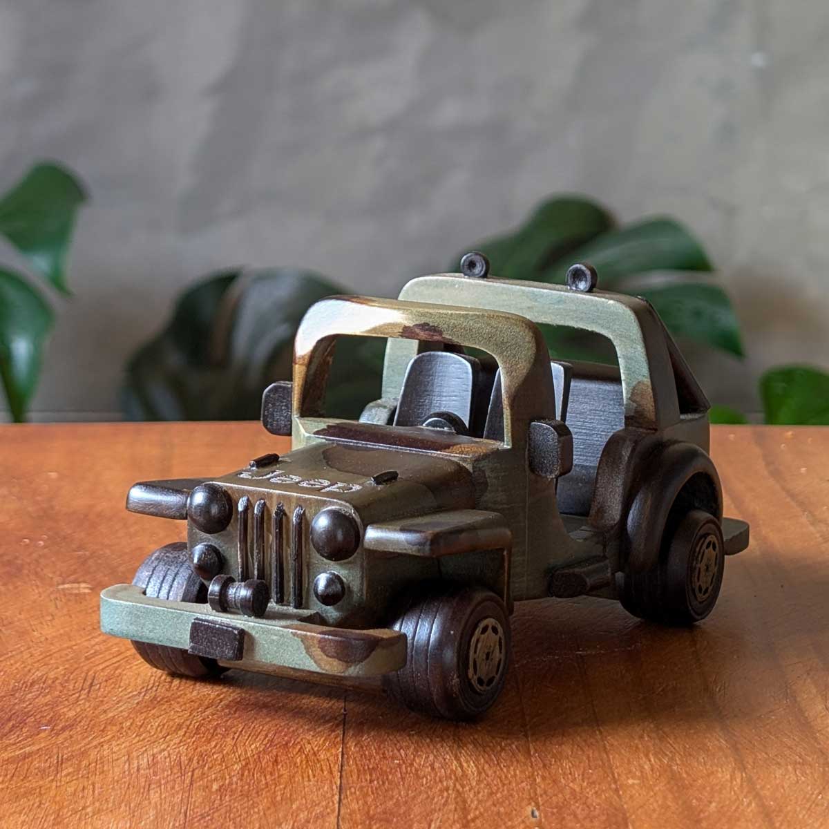 Modelo Jeep Willys deportivo color militar camuflado de madera, ideal para coleccionistas y amantes de lo artesanal