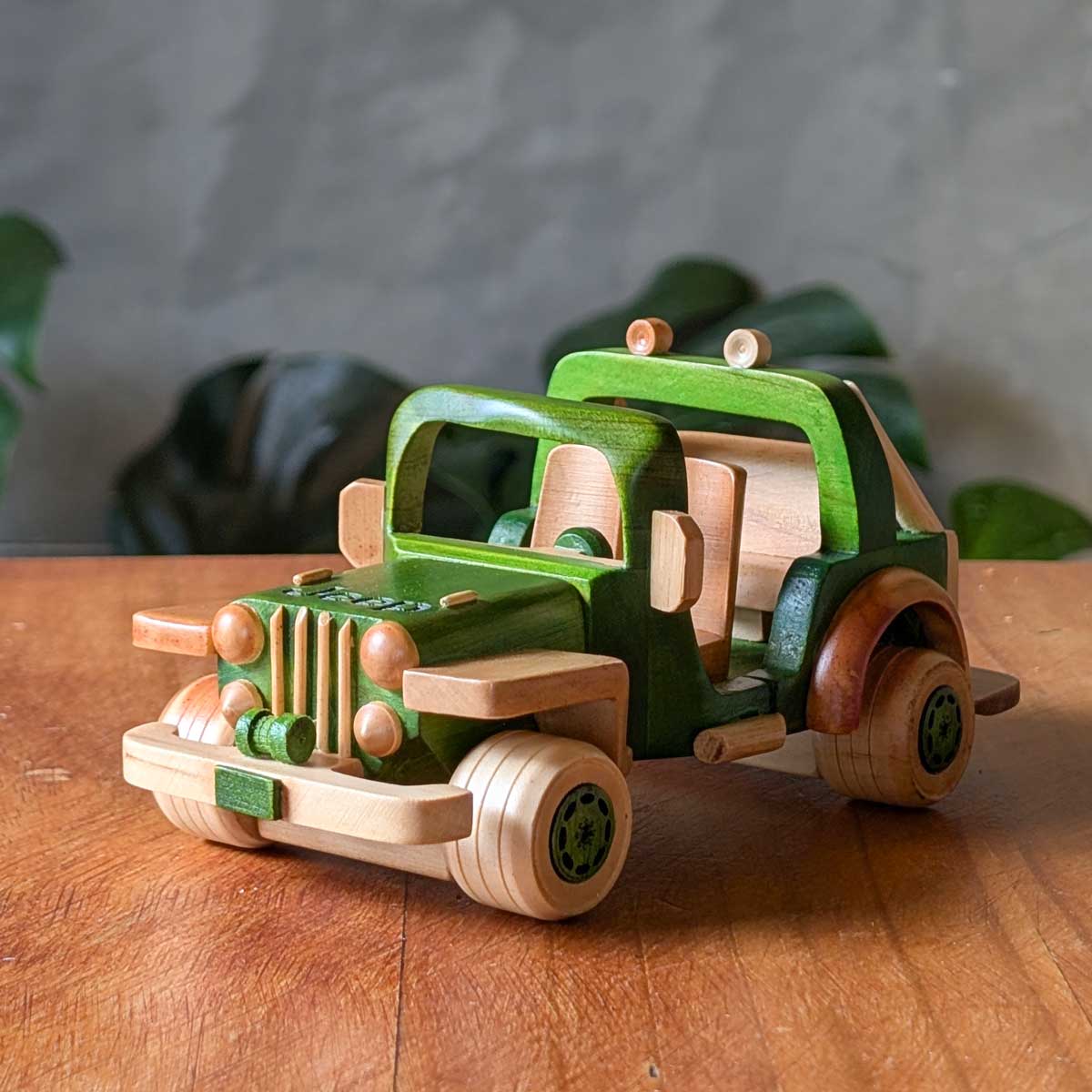 Modelo Jeep Willys deportivo color verde de madera, ideal para coleccionistas y amantes de lo artesanal