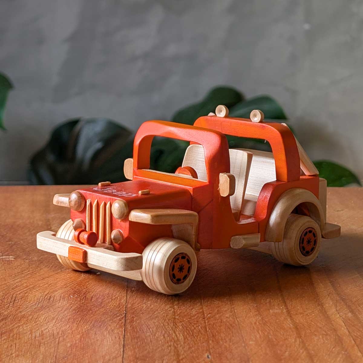 Modelo Jeep Willys deportivo color naranja de madera, ideal para coleccionistas y amantes de lo artesanal