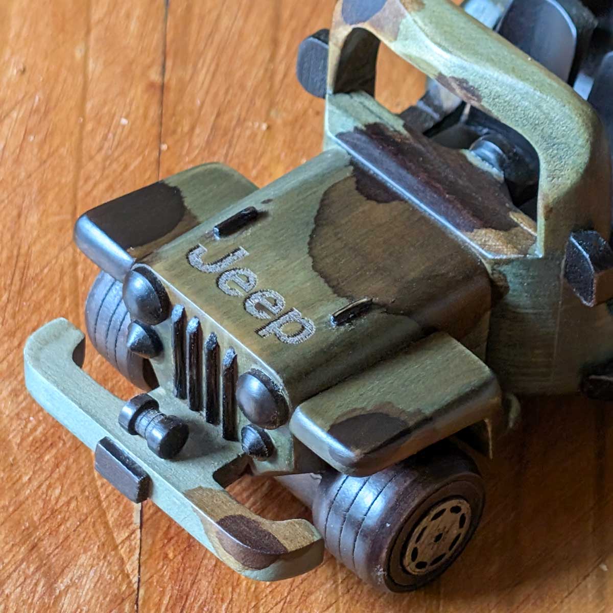 Modelo Jeep Willys deportivo color militar de madera, ideal para coleccionistas y amantes de lo artesanal. Foto detalle parte frontal