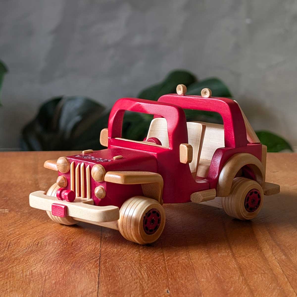 Modelo Jeep Willys deportivo color rojo de madera, ideal para coleccionistas y amantes de lo artesanal