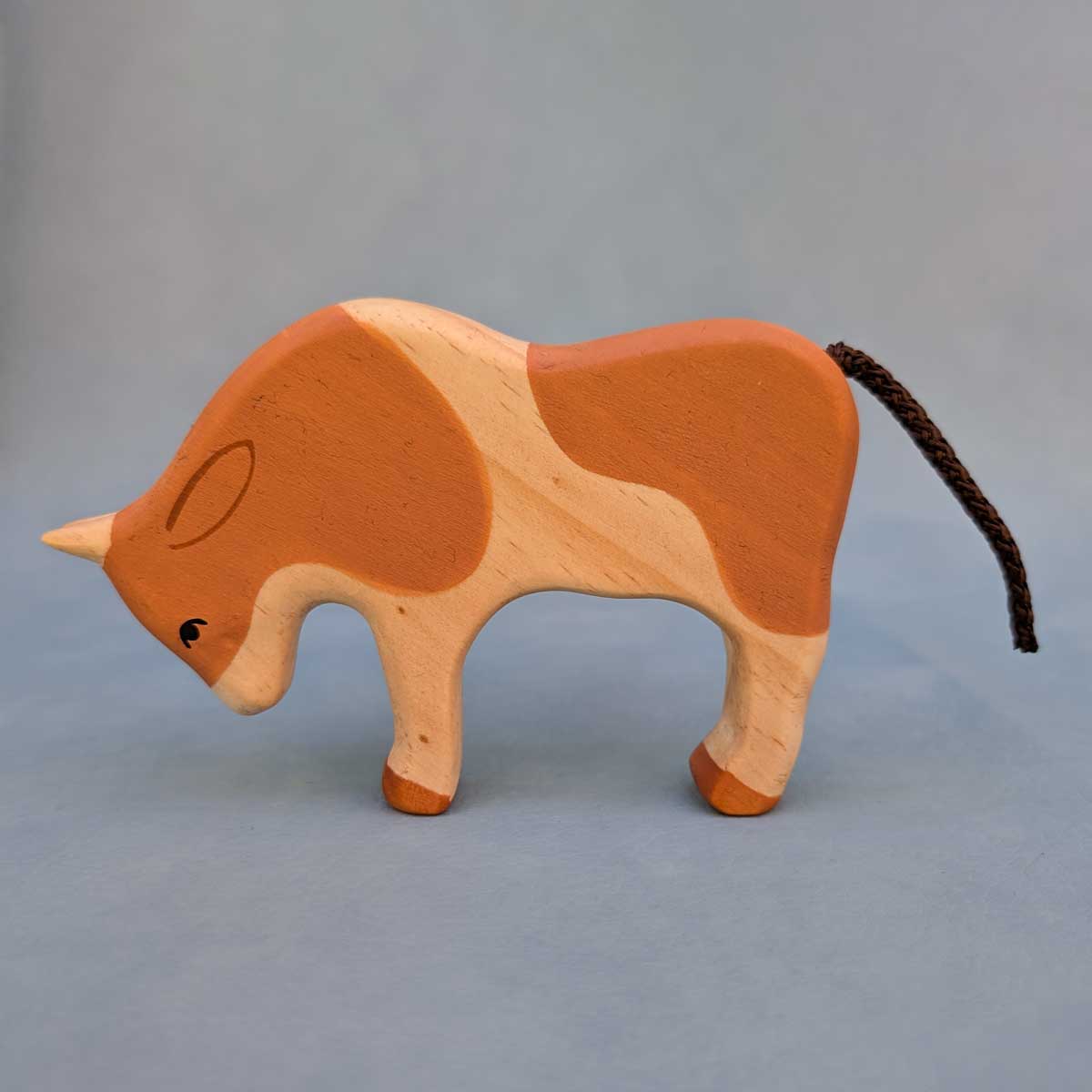 Toro de madera, juguete Montessori artesanal para estimular la imaginación infantil