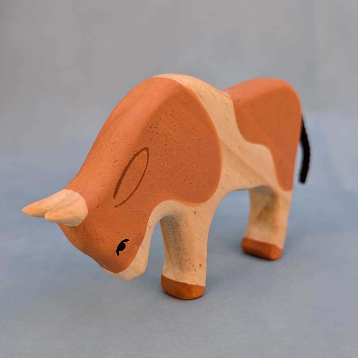 Toro de madera, juguete Montessori artesanal para estimular la imaginación infantil