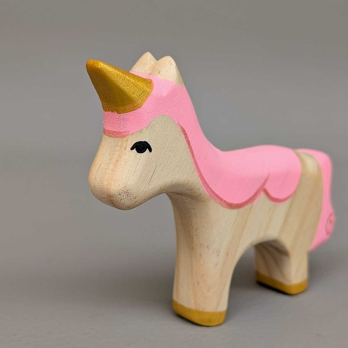 Unicornio de madera, juguete Montessori artesanal para estimular la imaginación infantil