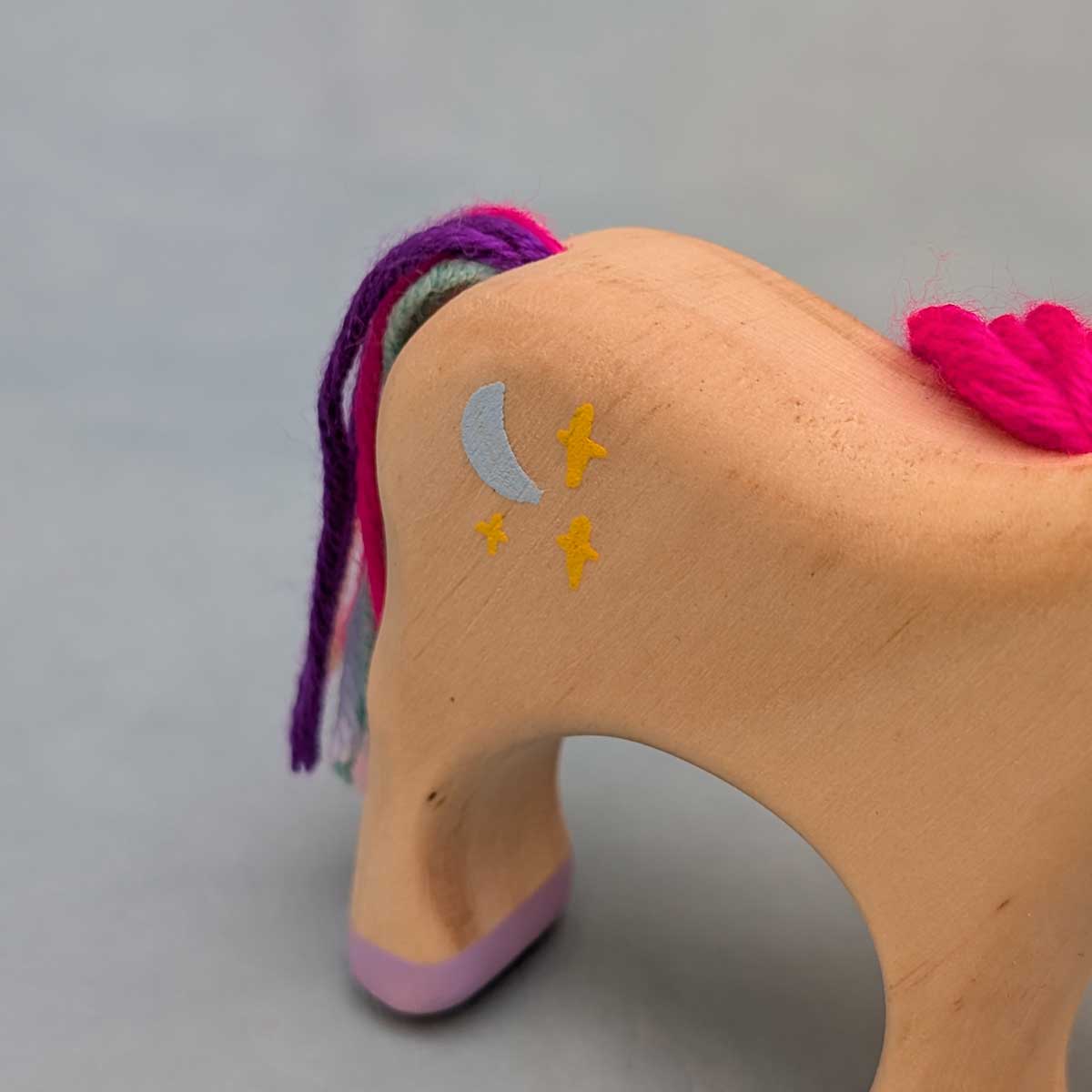 Unicornio madera con crin de hilo