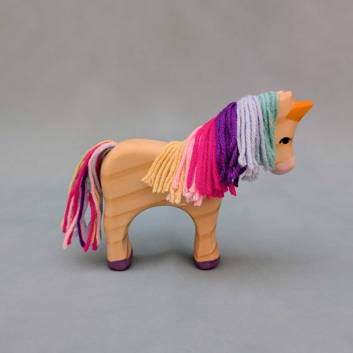 Unicornio madera con crin de hilo