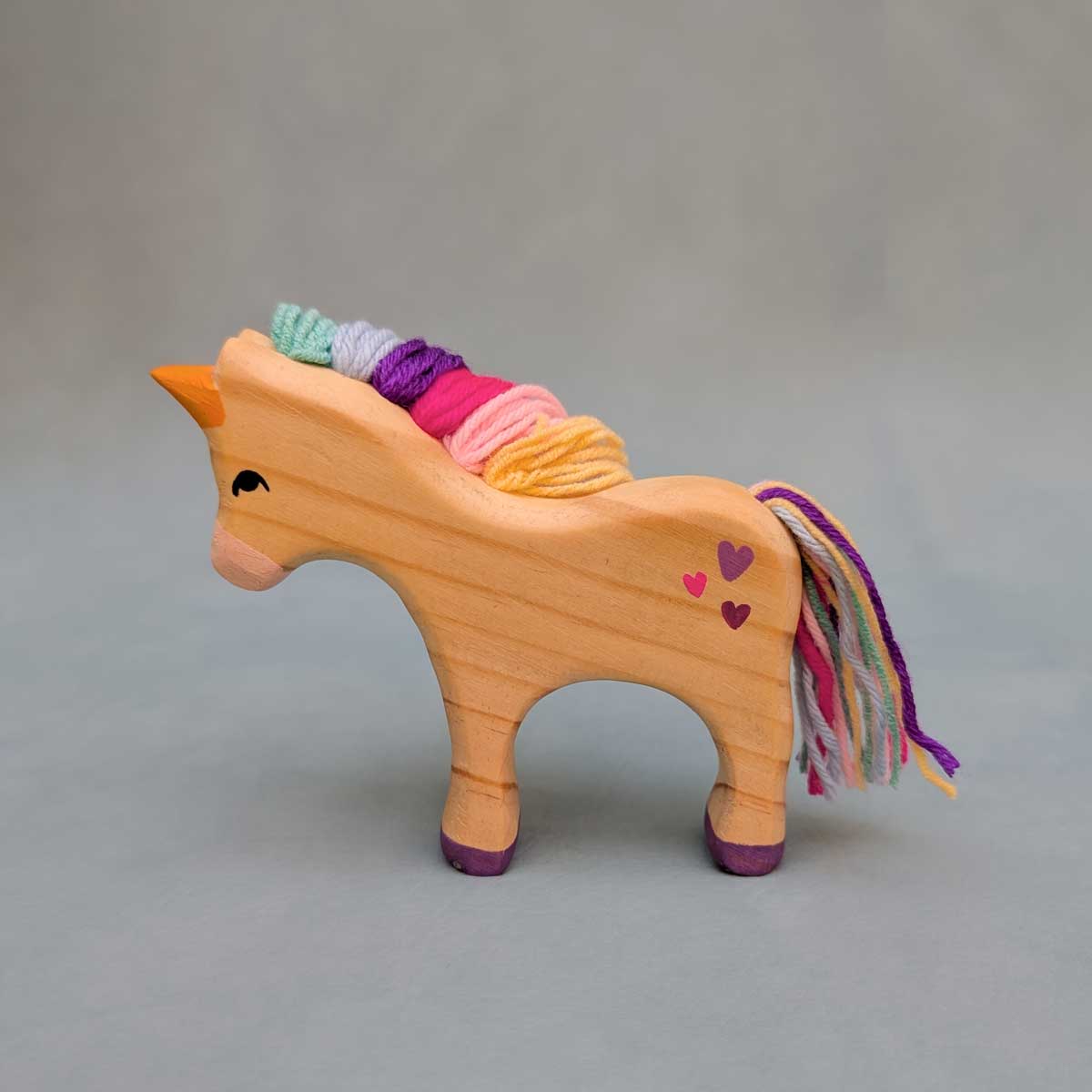 Unicornio madera con crin de hilo