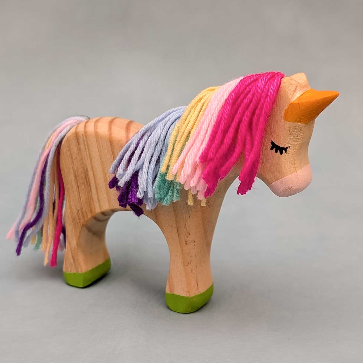 Unicornio madera con crin de hilo