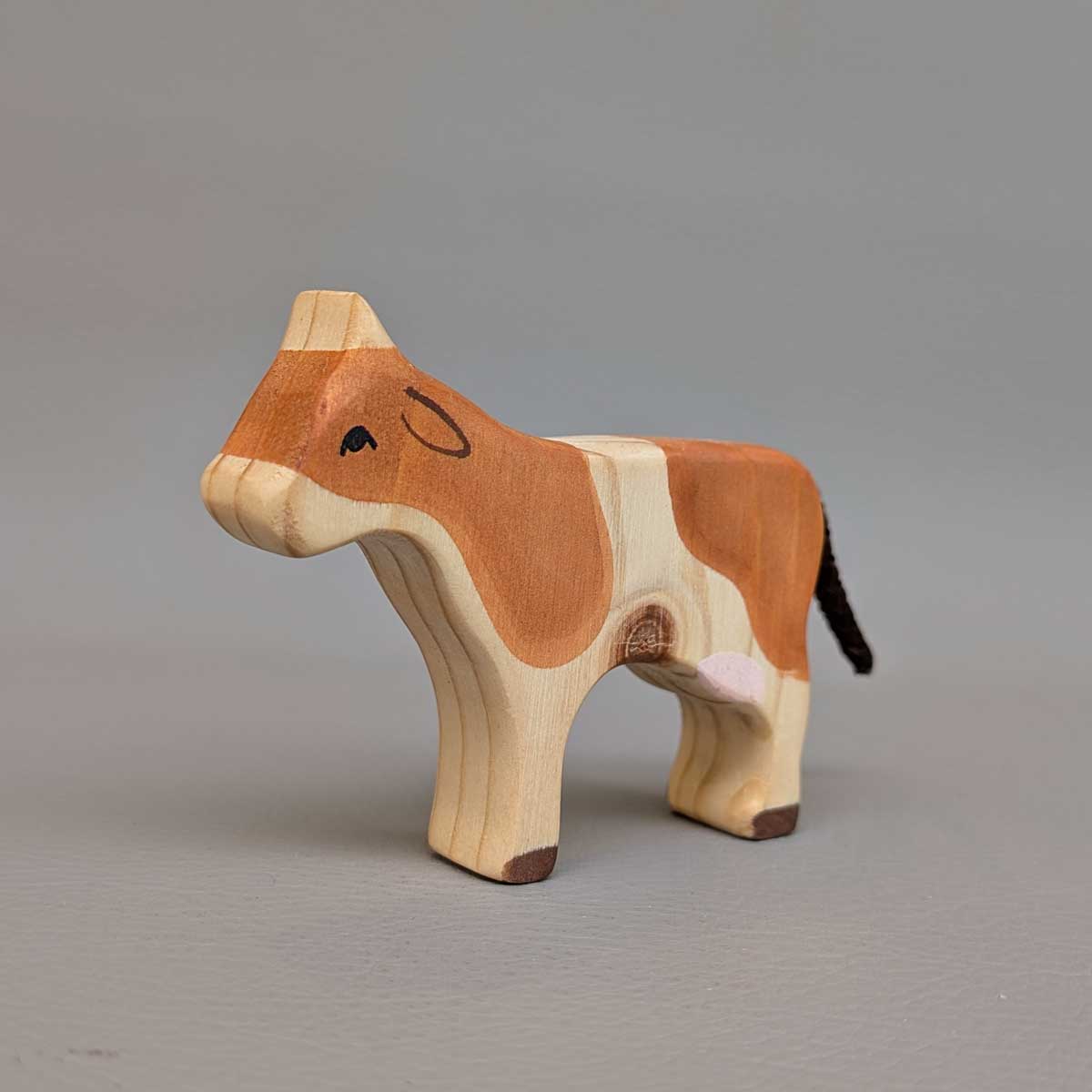 Vaca de madera pequeña