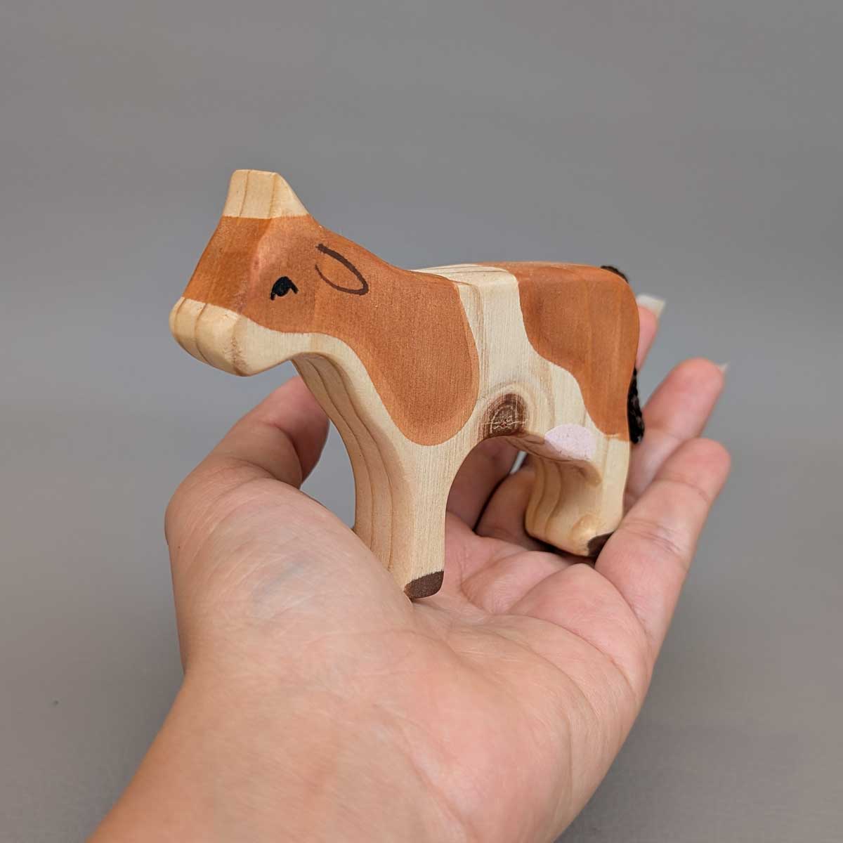 Vaca de madera pequeña
