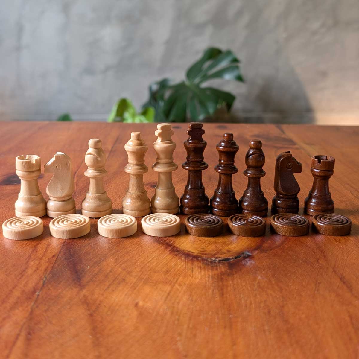 Juego de ajedrez y damas chinas imantado en madera tamaño pequeño, ideal para viajar y estimular la concentración. Foto detalle fichas de ajedrez y damas chinas