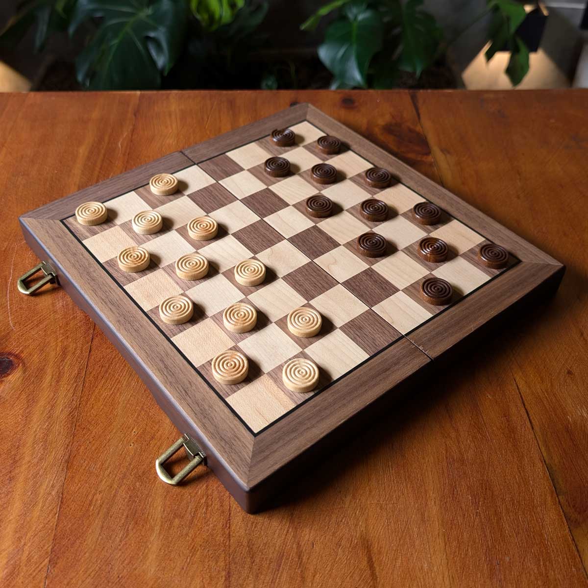 Juego de ajedrez y damas chinas imantado en madera tamaño pequeño, ideal para viajar y estimular la concentración. Tablero con fichas de damas chinas