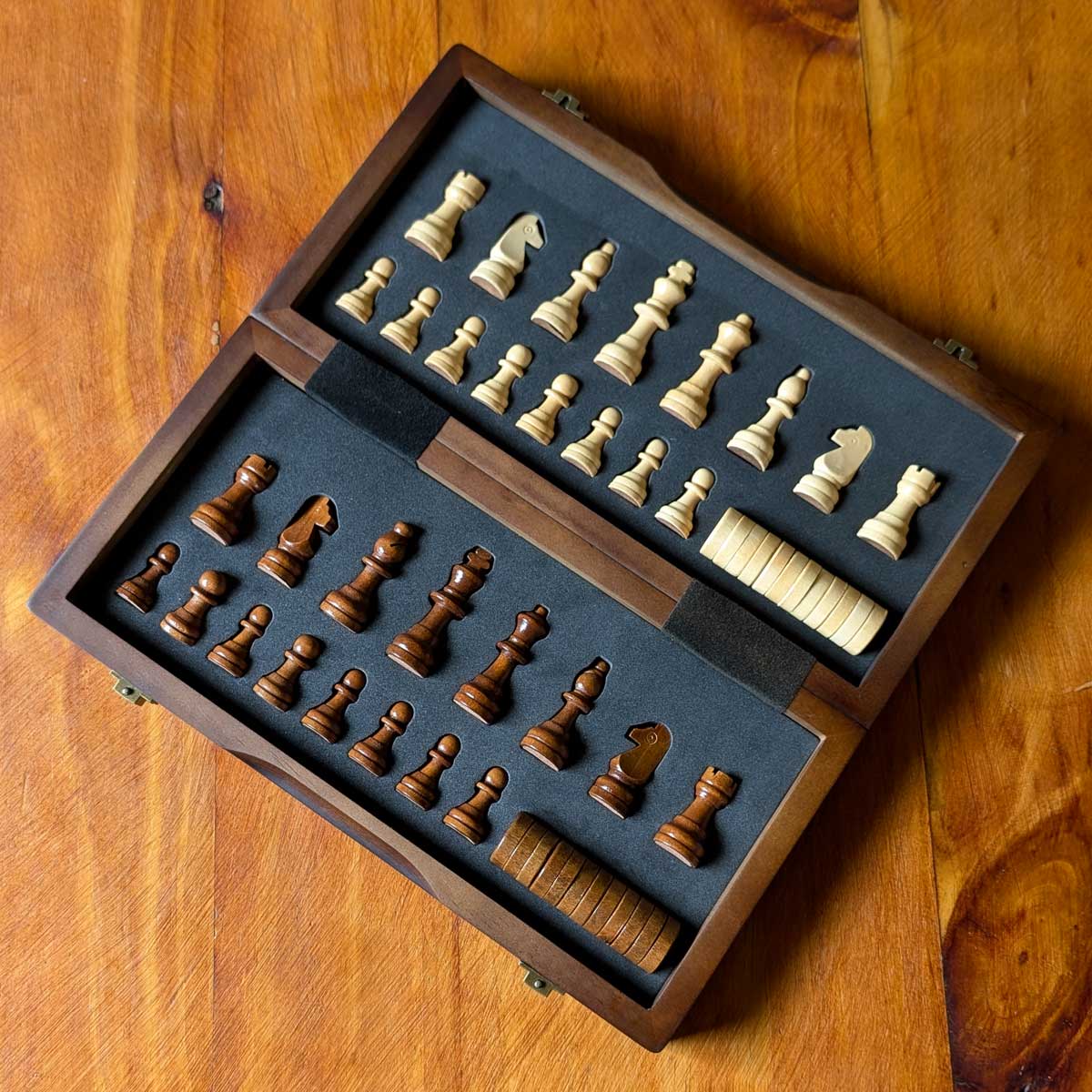 Juego de ajedrez y damas chinas imantado en madera tamaño pequeño, ideal para viajar y estimular la concentración. Detalle fichas en caja parte interna