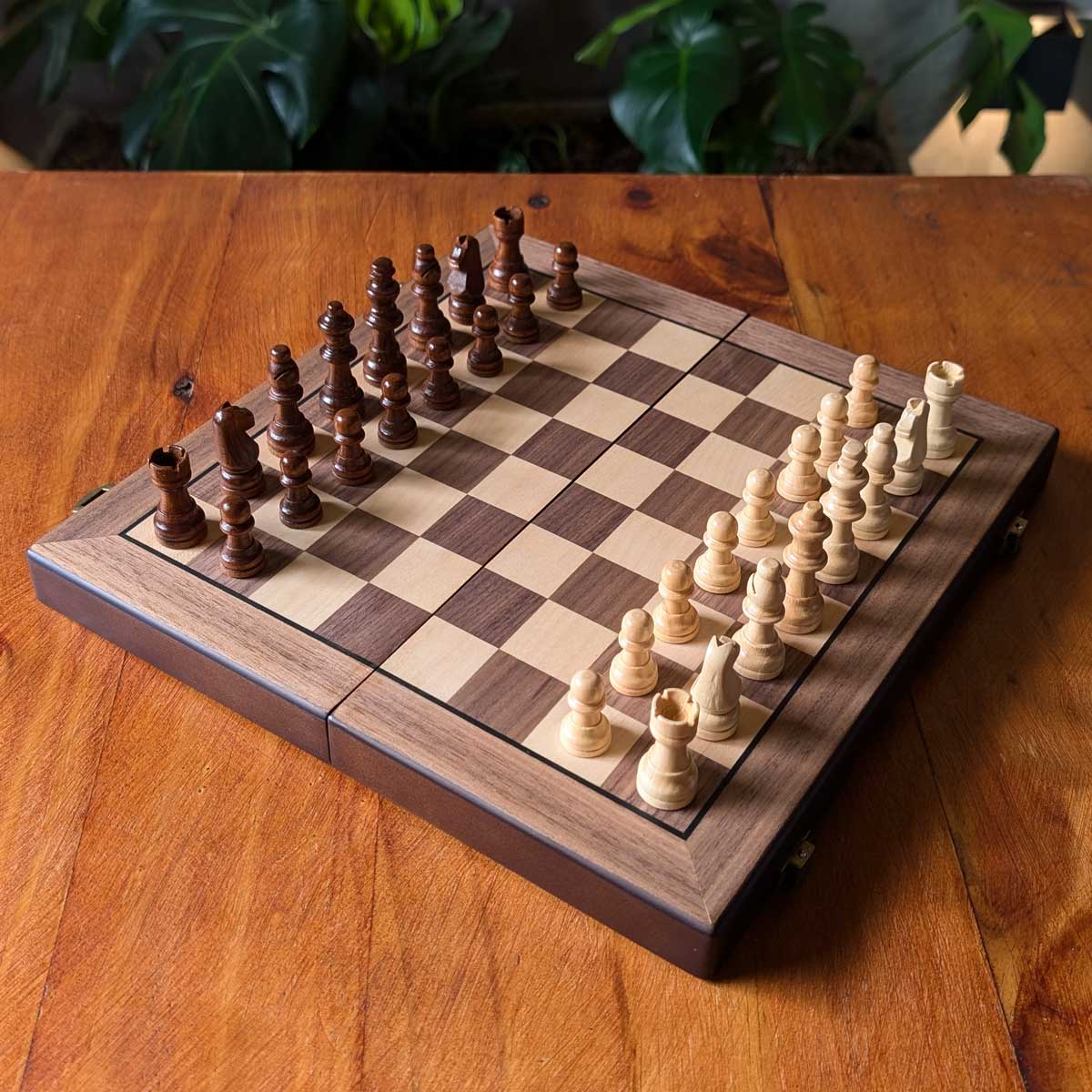 Juego de ajedrez y damas chinas imantado en madera tamaño pequeño, ideal para viajar y estimular la concentración. Tablero con fichas de ajedrez imantadas