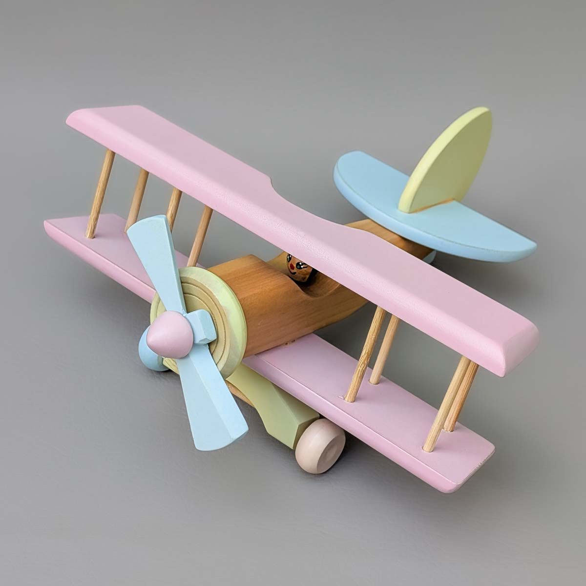 Avión biplano mediano