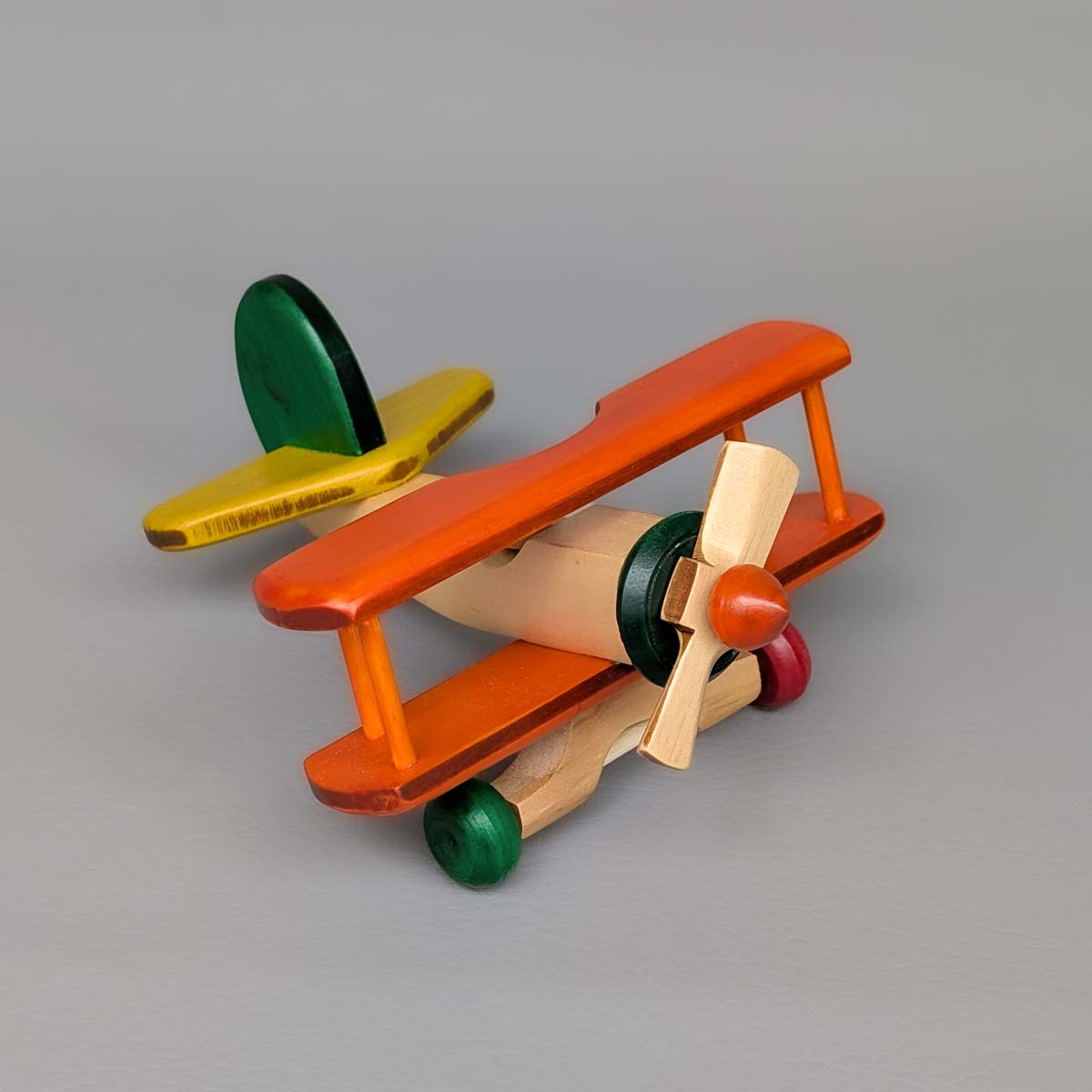 Avión biplano pequeño