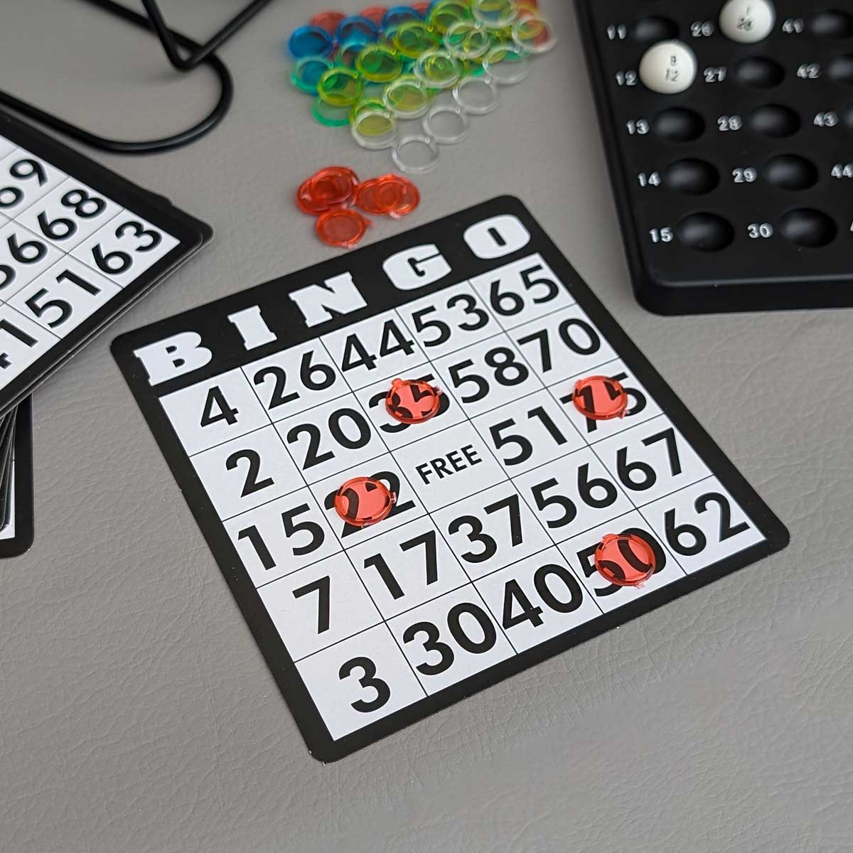 Juego de mesa Bingo clásico, ideal para reuniones familiares y diversión grupal. Tablero individual con fichas