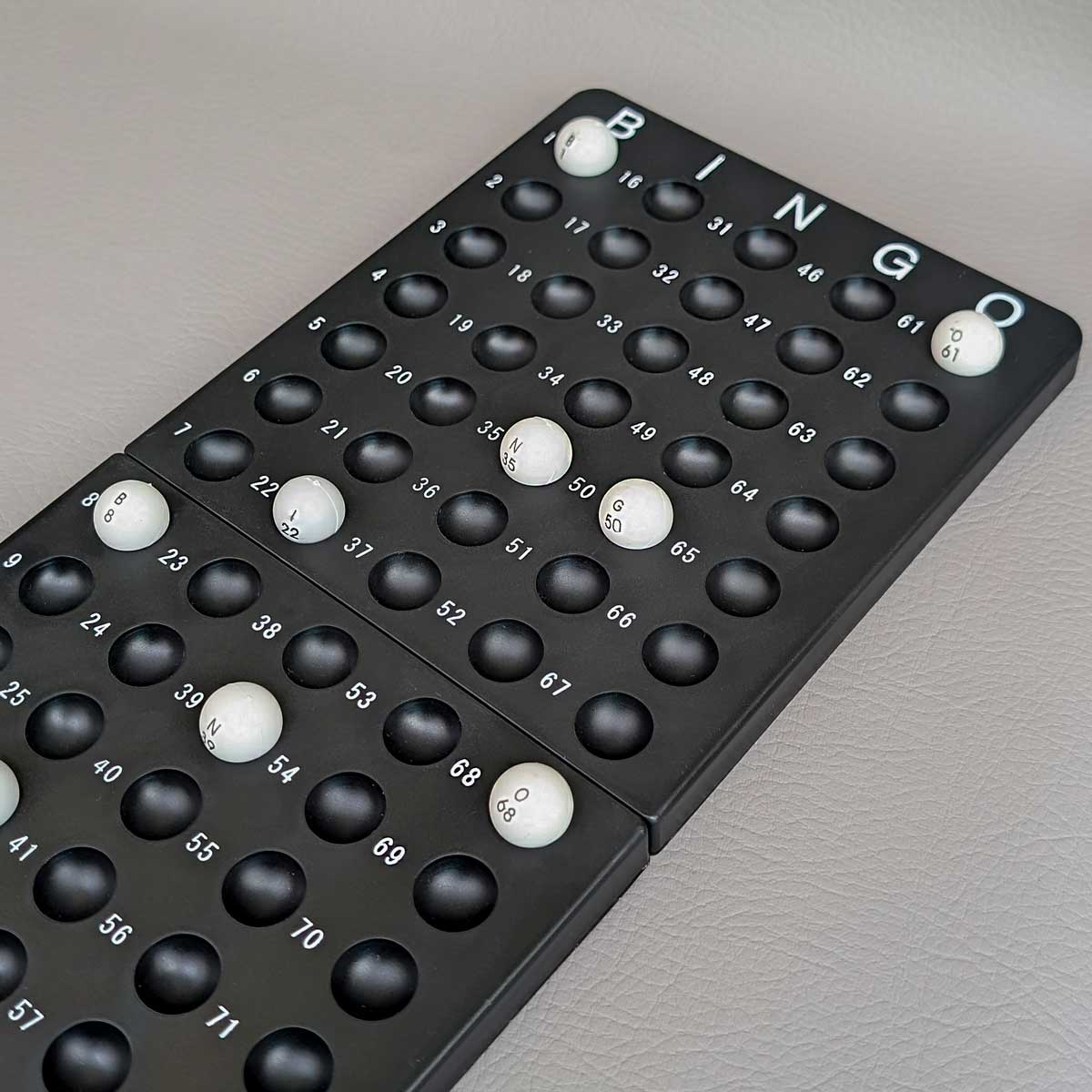 Juego de mesa Bingo clásico, ideal para reuniones familiares y diversión grupal. Tablero general