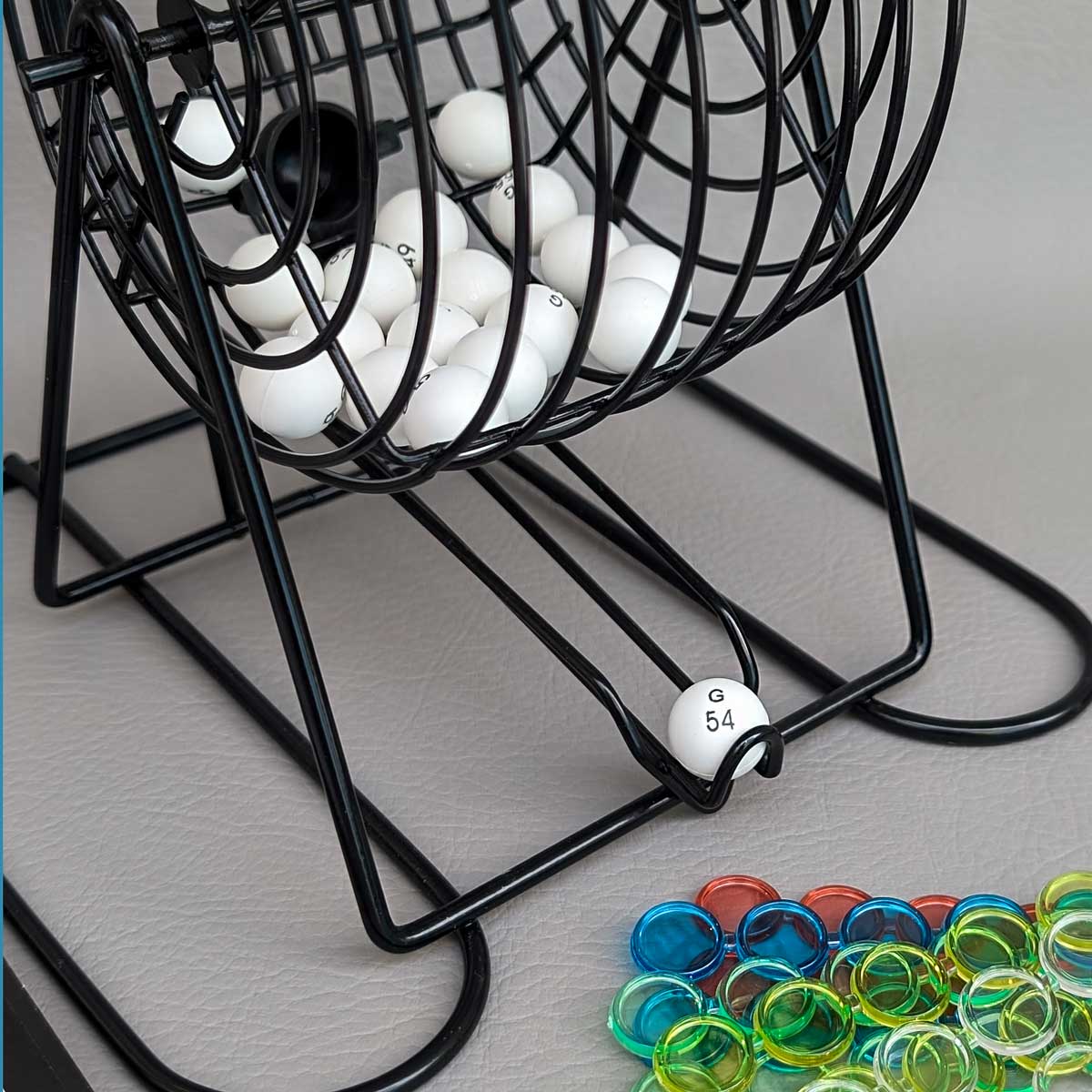 Juego de mesa Bingo clásico, ideal para reuniones familiares y diversión grupal. Foto detalle balotas