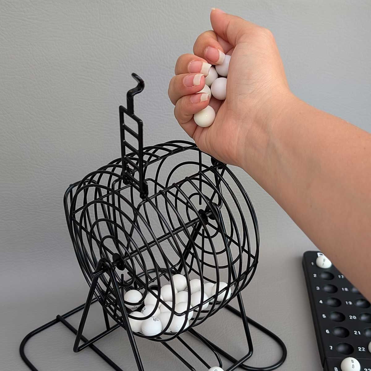 Juego de mesa Bingo clásico, ideal para reuniones familiares y diversión grupal. Ingresando las balotas a la ruleta