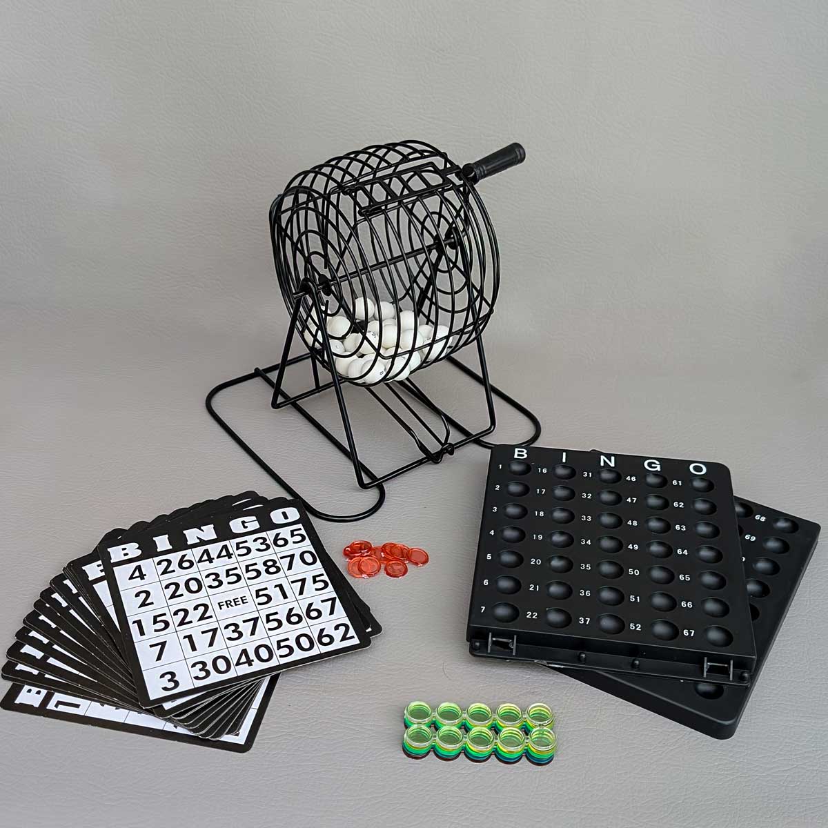 Juego de mesa Bingo clásico, ideal para reuniones familiares y diversión grupal. Incluye ruleta, balotas, tableros individuales, tablero general y fichas para tapar los numeros