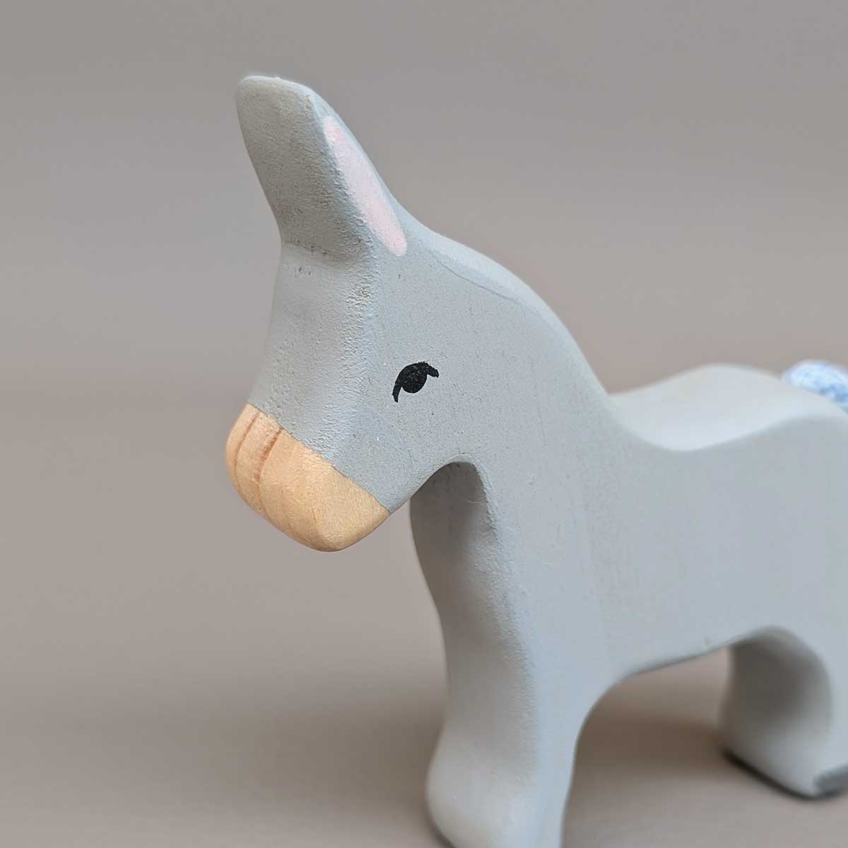 Burro Montessori de madera, juguete artesanal para juego libre y sensorial. Foto de detalle