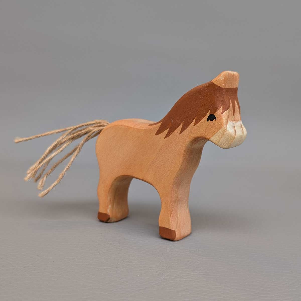 Caballo Montessori pequeño de madera, juguete artesanal para juego libre y sensorial