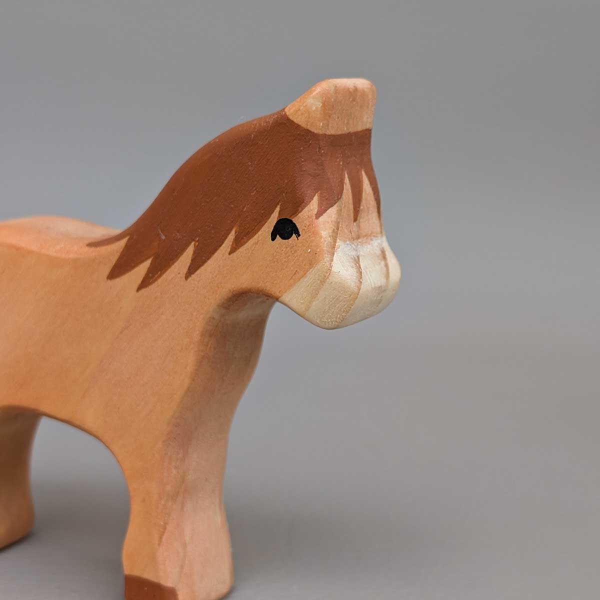 Caballo Montessori pequeño de madera, juguete artesanal para juego libre y sensorial. Foto de detalle