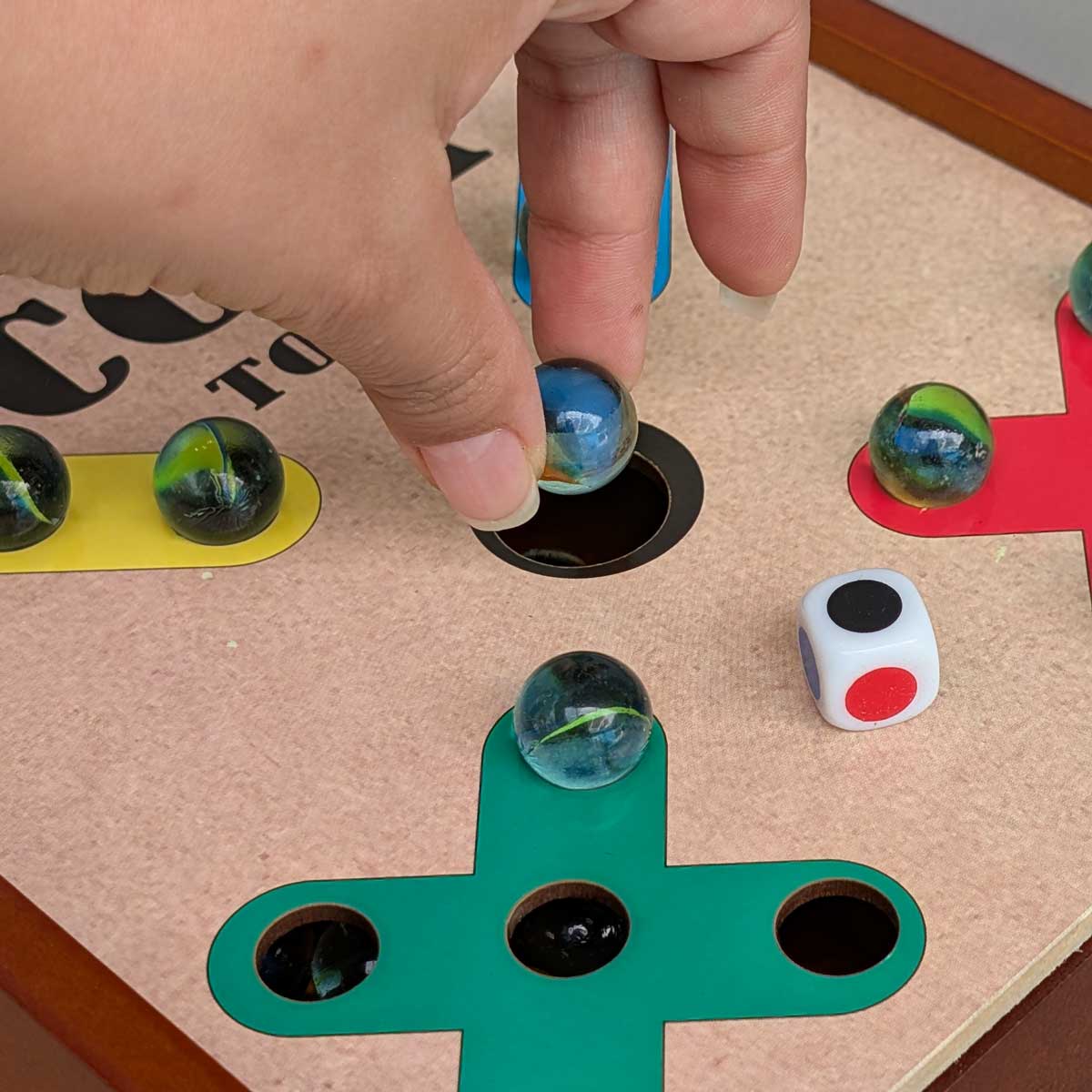 Juego de mesa Coja Todo versión en MDF con canicas, divertido y accesible. Foto detalle