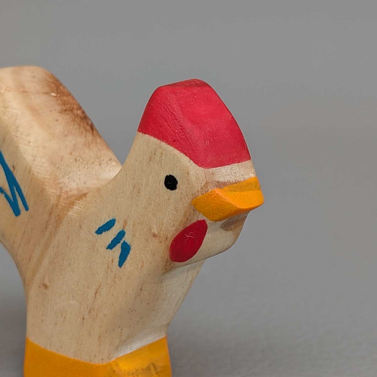 Gallo Montessori de madera, juguete artesanal para juego libre y sensorial. Foto de detalle