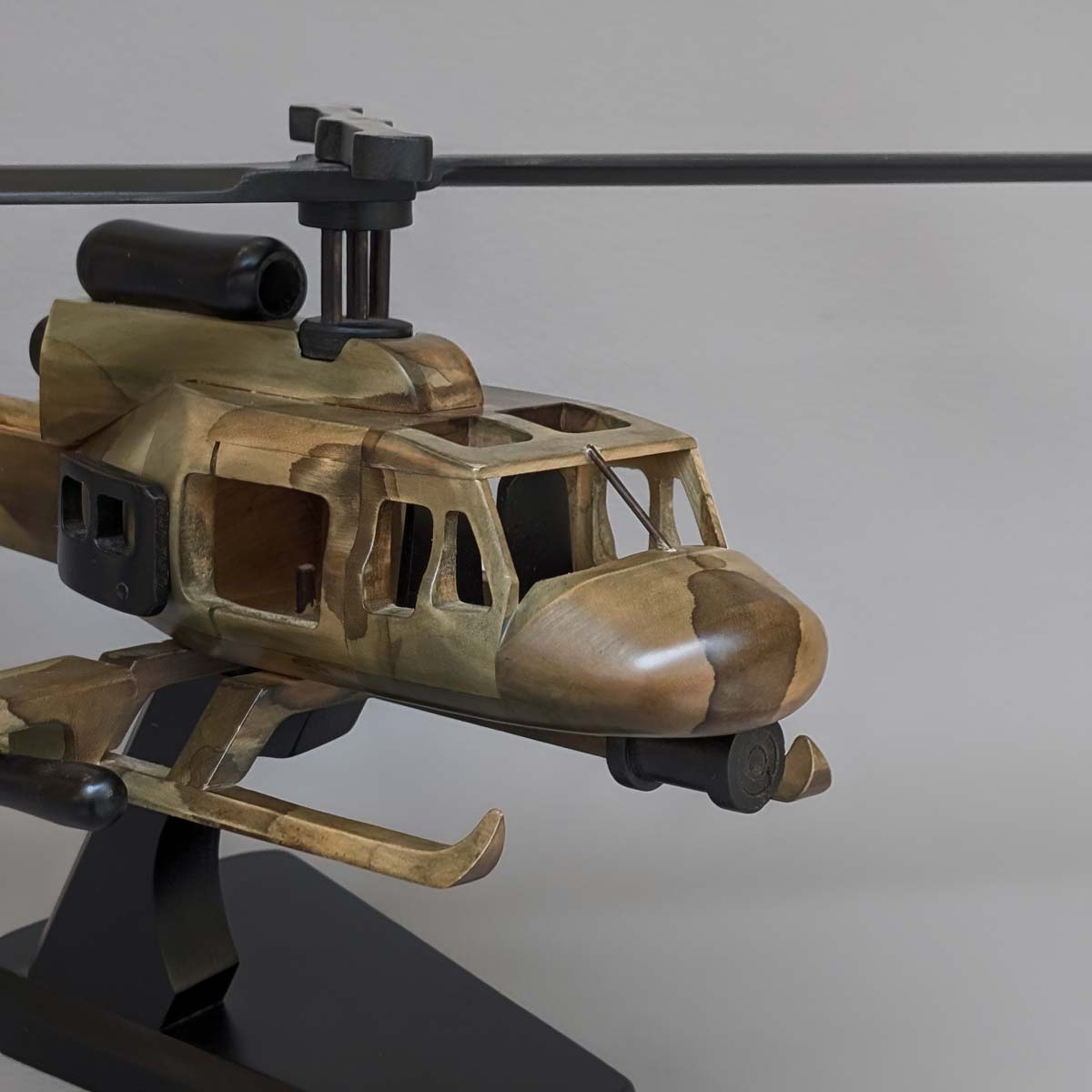 Helicóptero de Colección - Modelo: Bell artillado