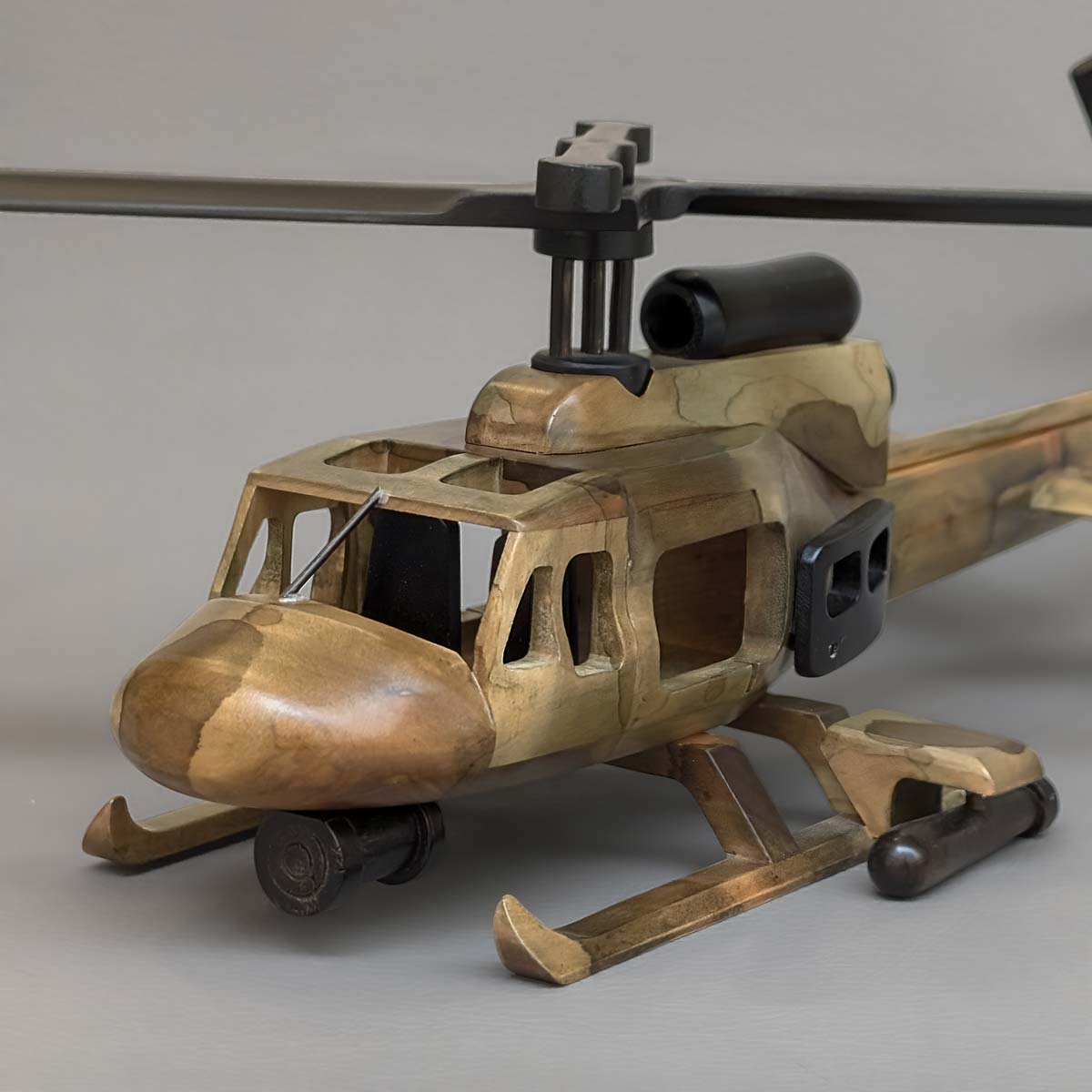 Helicóptero de Colección - Modelo: Bell artillado