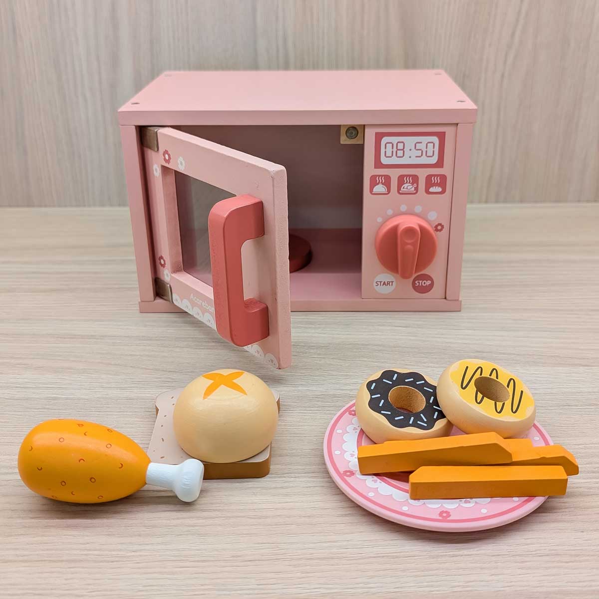 Horno microondas de madera artesanal para niños, estimula la imaginación y el juego simbólico. Imagen general del producto. Incluye: horno microondas, plato, papas fritas, pernil de pollo, pan tajado, pandebono y 2 donas todo en madera