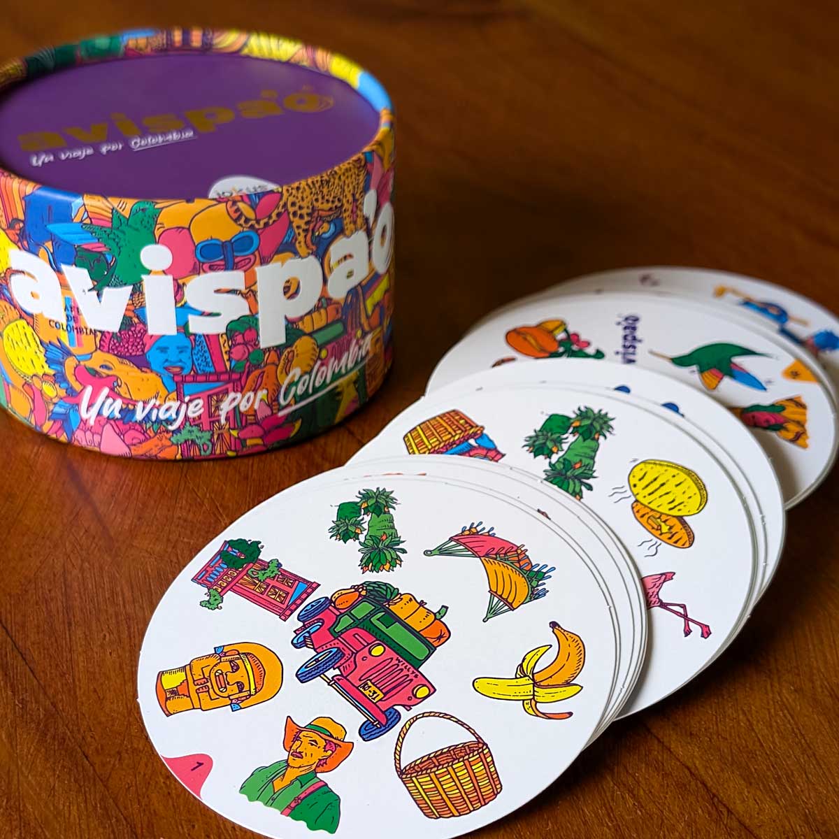 Juego de cartas Avispao de Iokus, estimula la agilidad visual, la concentración y la diversión en grupo