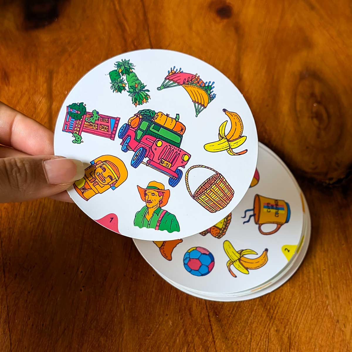 Juego de cartas Avispao de Iokus, estimula la agilidad visual, la concentración y la diversión en grupo. Imagen detalle de ilustraciones de elementos de la cultura colombiana