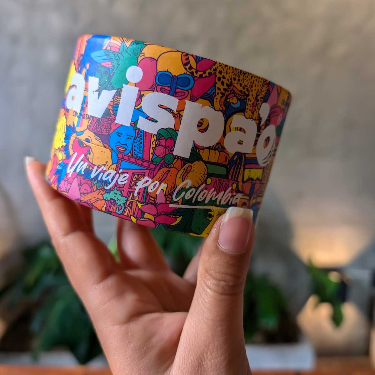 Juego de cartas Avispao de Iokus, estimula la agilidad visual, la concentración y la diversión en grupo. Detalles caja y referencia tamaño en mano