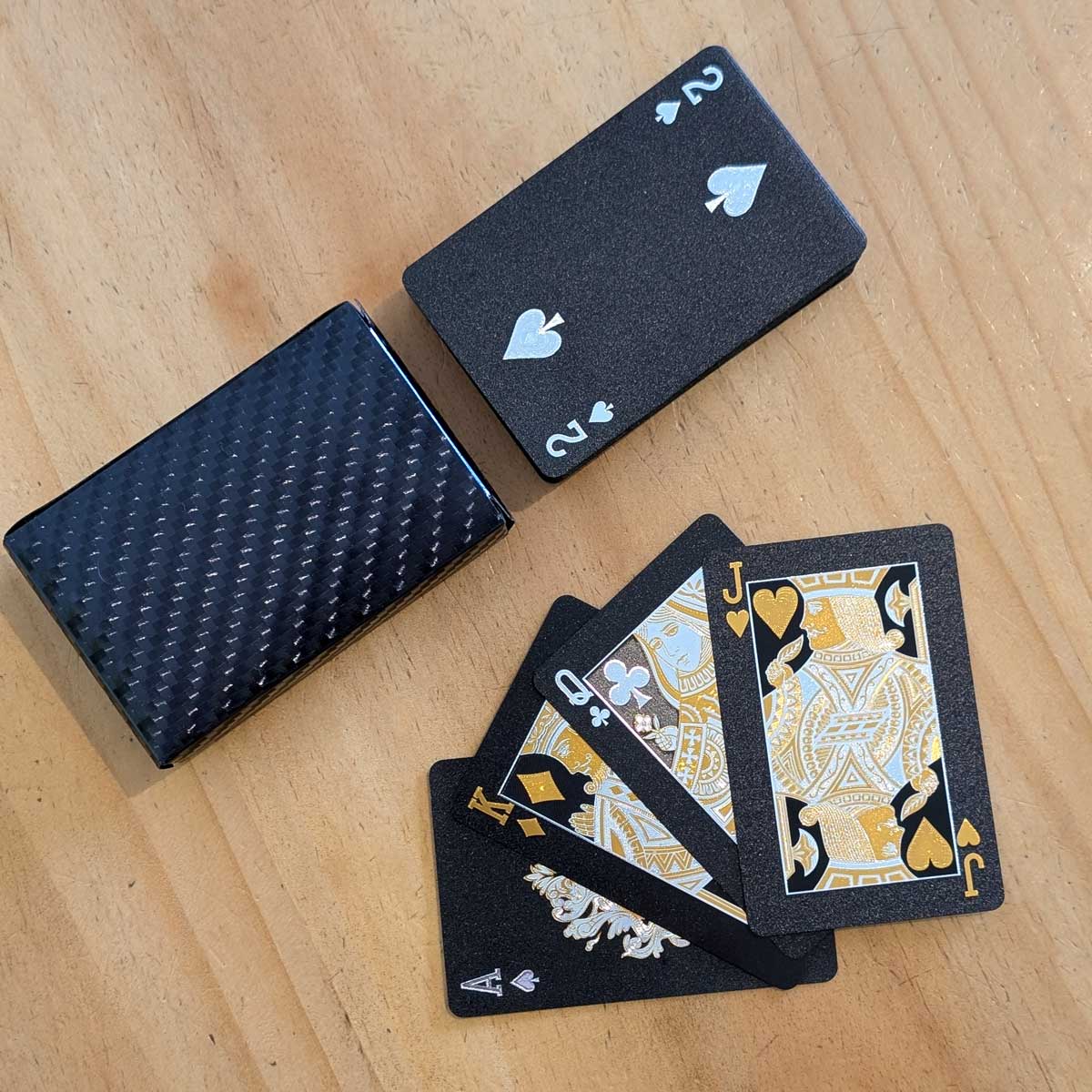 Juego de cartas póker negras impermeables, diseño elegante y resistente al agua para partidas duraderas