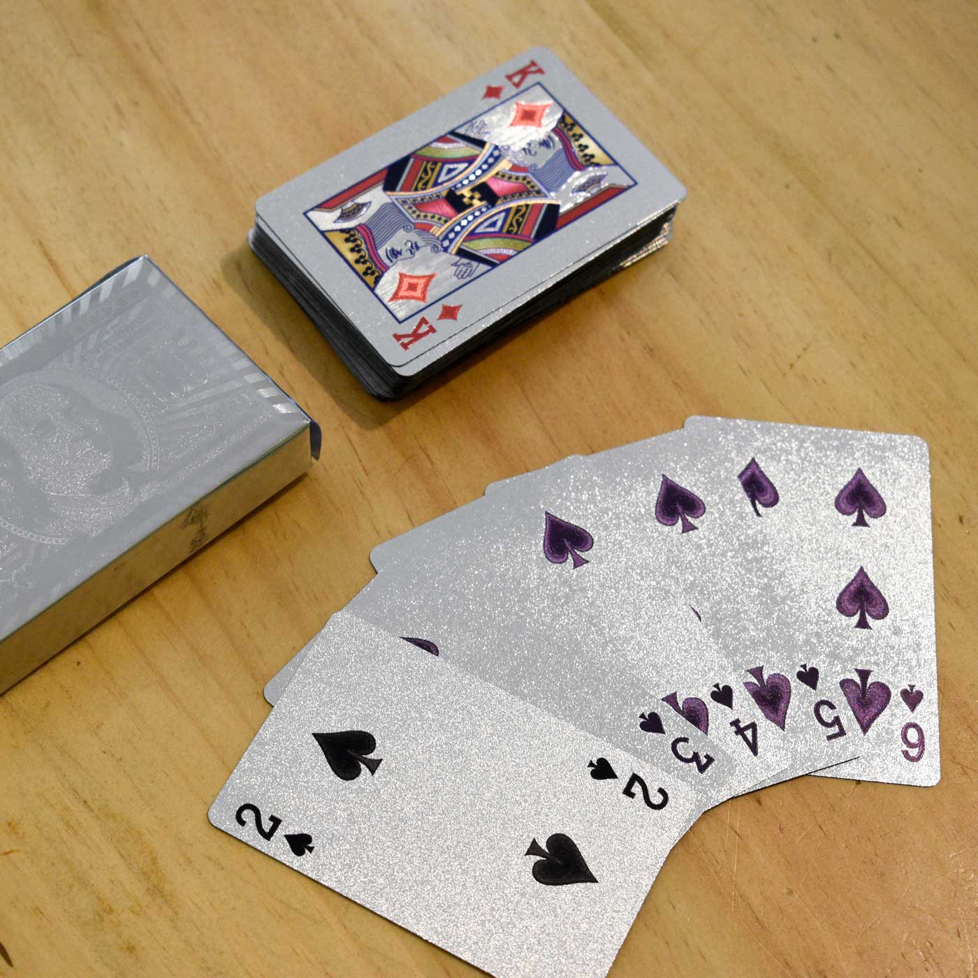 Juego de cartas póker plateadas impermeables, diseño elegante y resistente al agua para partidas duraderas