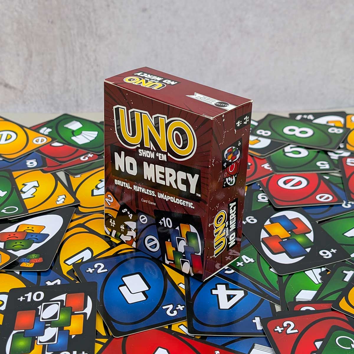Juego de cartas UNO No Mercy, versión extrema del clásico UNO con nuevas reglas y desafíos.